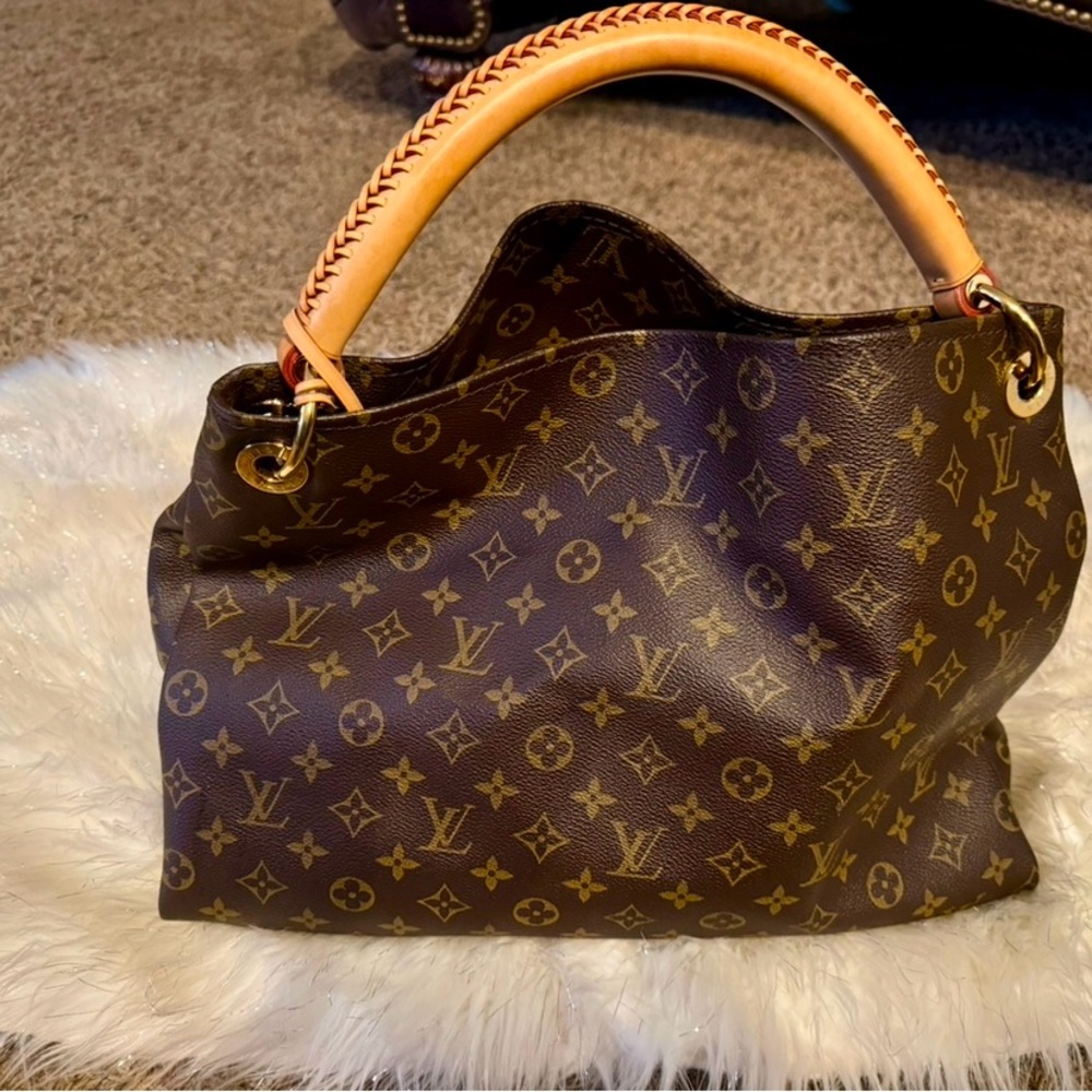 BEAUTIFUL! 💎 Authentic LOUIS
VUITTON 💎 Artsy MM Shoulder Bag